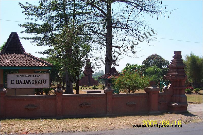 Bajang Ratu Temple - Bajangratu Temple - Candi Bajang Ratu - Mojopahit Temple