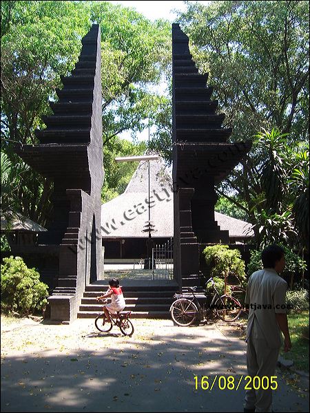 PENDOPO AGUNG - Trowulan Mojokerto : Specific Building With Mojopahit Nuance