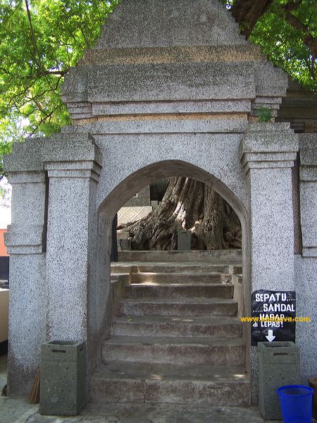 Siti Inggil Graveyard: The Pilgrimage Tourism in Trowulan - Mojokerto