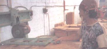 worker3.jpg (16151 bytes)