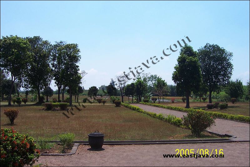 Bajangratu Temple - One Of Majapahit Tourism Area