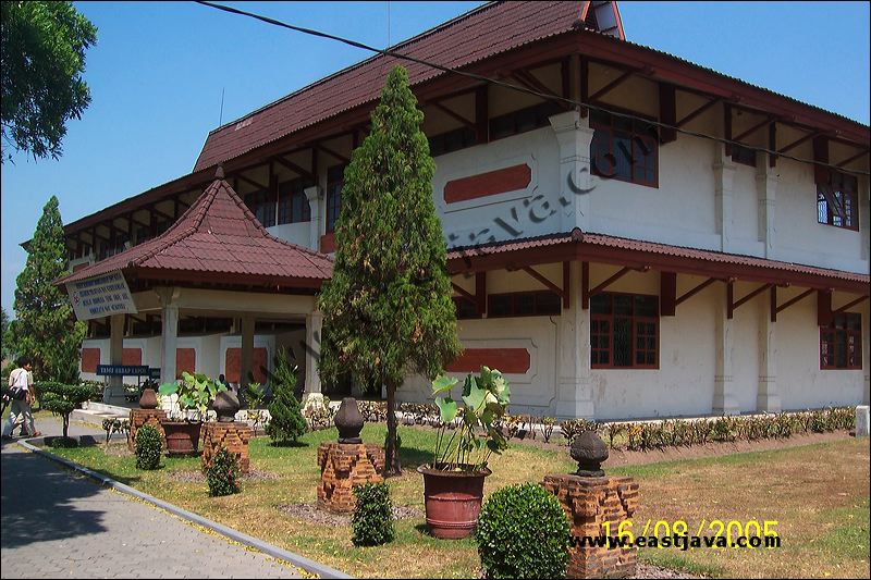 TROWULAN MUSEUM : Place To Keep The Ancient Things of Mojopahit Kingdom