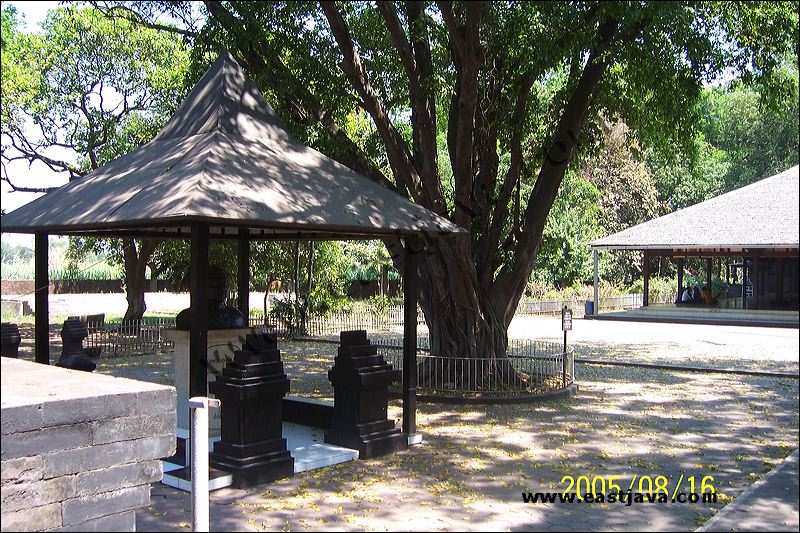 PENDOPO AGUNG - Trowulan Mojokerto : Specific Building With Mojopahit Nuance