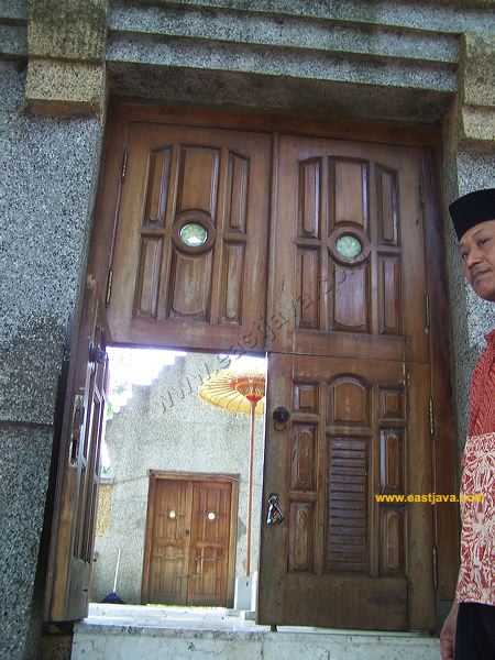 Siti Inggil Graveyard: The Pilgrimage Tourism in Trowulan - Mojokerto