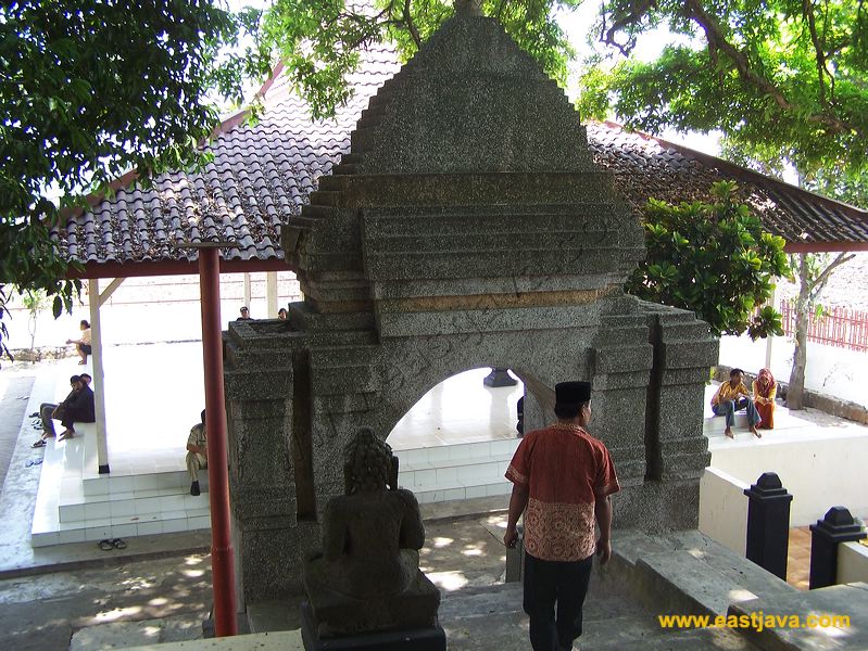 Siti Inggil Graveyard: The Pilgrimage Tourism in Trowulan - Mojokerto