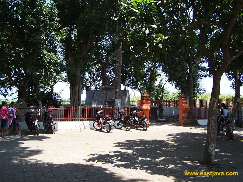 Siti Inggil Graveyard: The Pilgrimage Tourism in Trowulan - Mojokerto