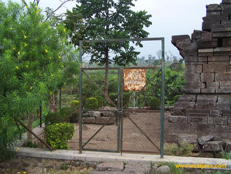 cungkup_temple_02.jpg