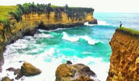 images/gallery/karang-bolong/karang-bolong-beach-pacitan-east-java-4.jpg