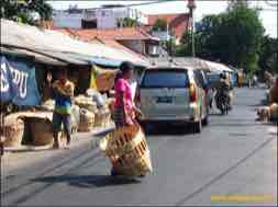 images/gallery/widodaren_fruit_market/pasar-widodaren-07.jpg