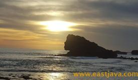 images/gallery/watu-karung/watu-karung-beach-pacitan-east-java-2.jpg